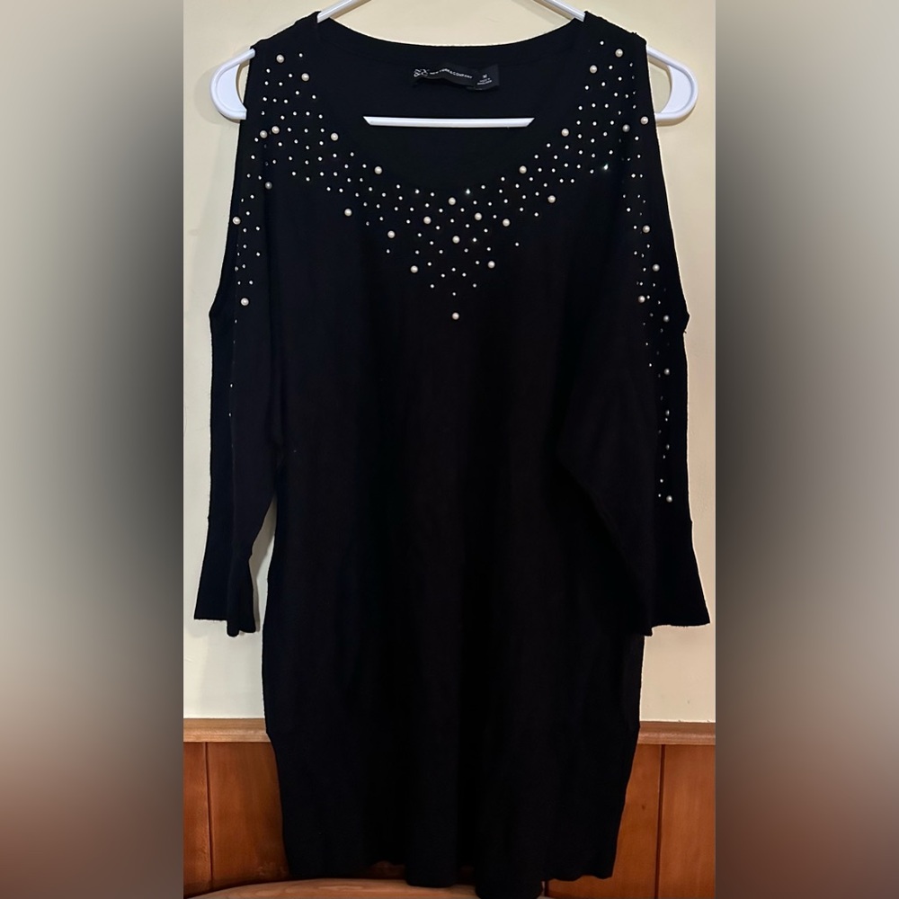 NEW YORK & CO., size M black, 3/4 length sleeved, V-neck cold shouldered top.